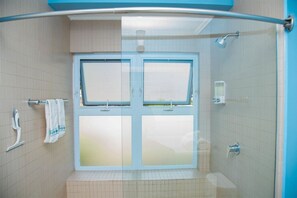 Bathtub, hair dryer, towels - EN CASA @ Richmond Estate (Priory)