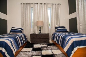 2 habitaciones, escritorio, tabla de planchar con plancha y wifi 