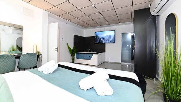 King Room with Spa Bath | 1 dormitorio, caja fuerte, escritorio y tabla de planchar con plancha