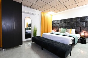 King Room with Spa Bath | 1 bedroom, in-room safe, desk, iron/ironing board - Yalarent Malina motel in Tiberias (Tiberias)