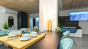 King Room with Spa Bath | Servicio de comidas en la habitación