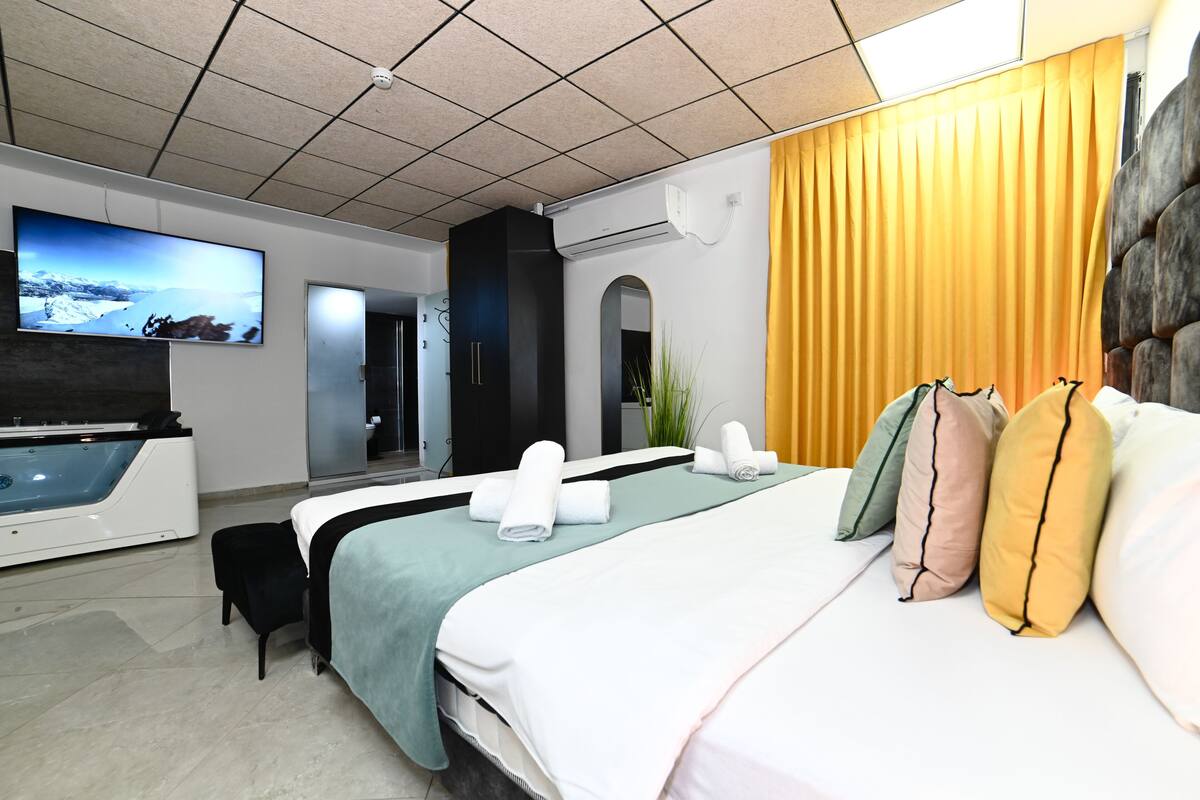 King Room with Spa Bath | 1 bedroom, in-room safe, desk, iron/ironing board