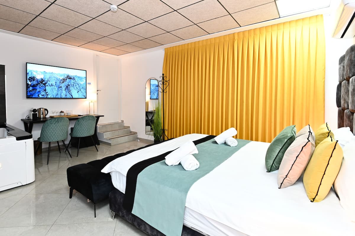Standard Double Room | 1 bedroom, in-room safe, desk, iron/ironing board