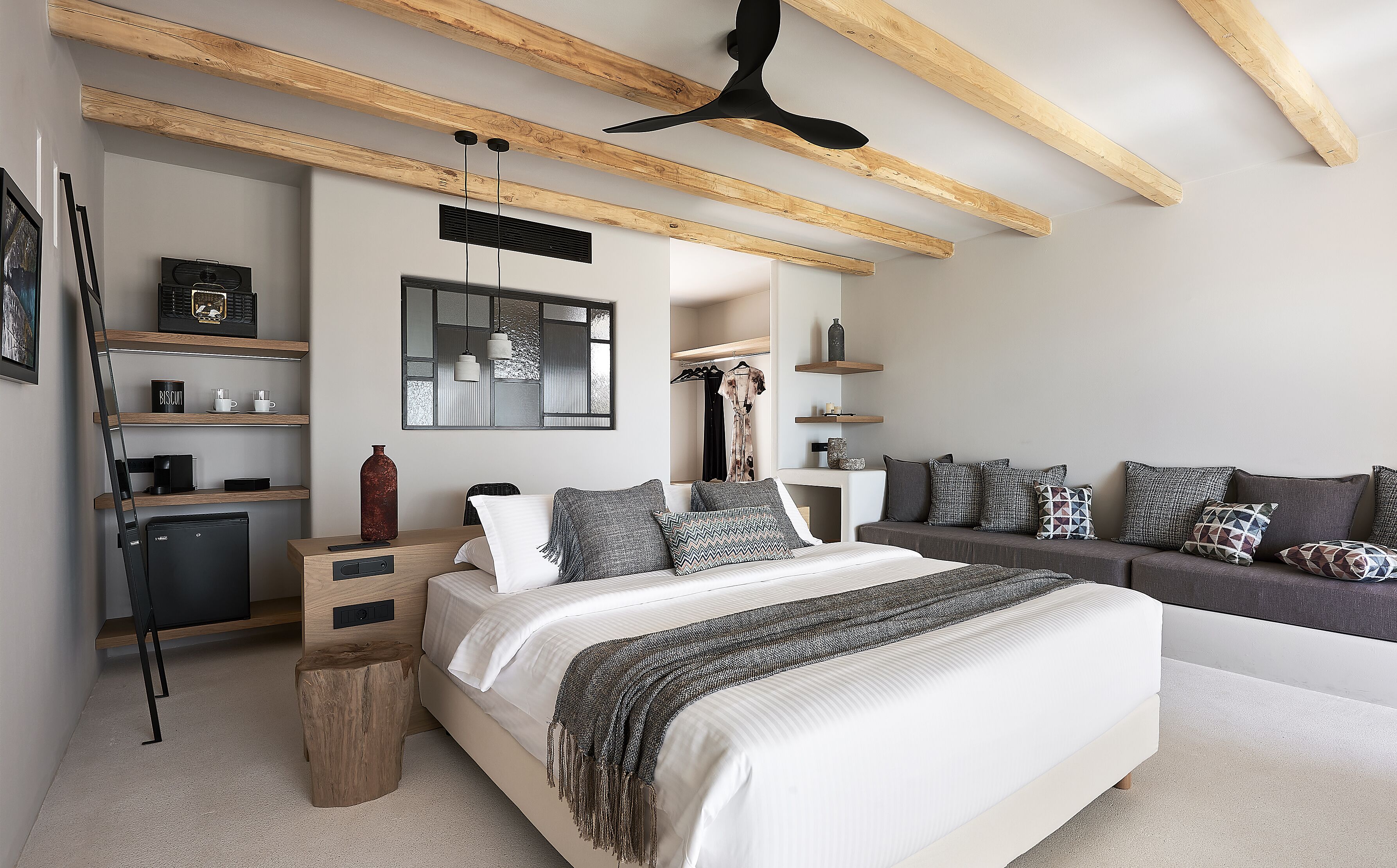 Habitación superior, alberca privada, vista al mar | Caja de seguridad en la habitación y escritorio 