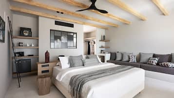 Habitación superior, alberca privada, vista al mar | Caja de seguridad en la habitación y escritorio