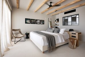 خزنة داخل الغرفة ومكتب ومساحة عمل للكمبيوتر المحمول وستائر تعتيم