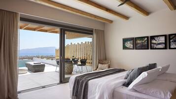 Habitación superior, alberca privada, vista al mar | Caja de seguridad en la habitación y escritorio