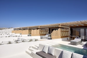 Quarto superior, piscina particular, vista para o mar | Cofres nos quartos, escrivaninha, espaço de trabalho para notebook