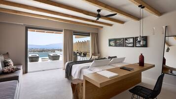 Habitación superior, alberca privada, vista al mar | Caja de seguridad en la habitación y escritorio