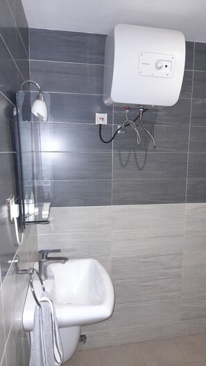 Standard Room, Smoking | Bathroom