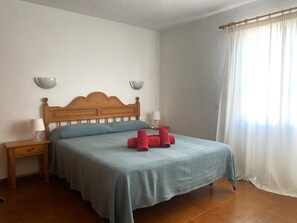 3 bedrooms, iron/ironing board, travel crib, free WiFi - Fantastic house with community pool (Fornells)