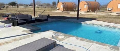 Una piscina al aire libre