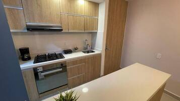Geladeira, fogão, cooktop, cafeteira/chaleira