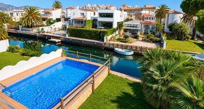 399-Jolie maison avec piscine amarre et wifi