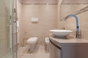 Ducha, secador de pelo, toallas y jabón