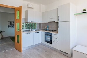 Frigorífico, horno, placa de cocina y lavavajillas