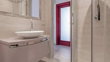 Dusche, Haartrockner, Handtücher, Seife