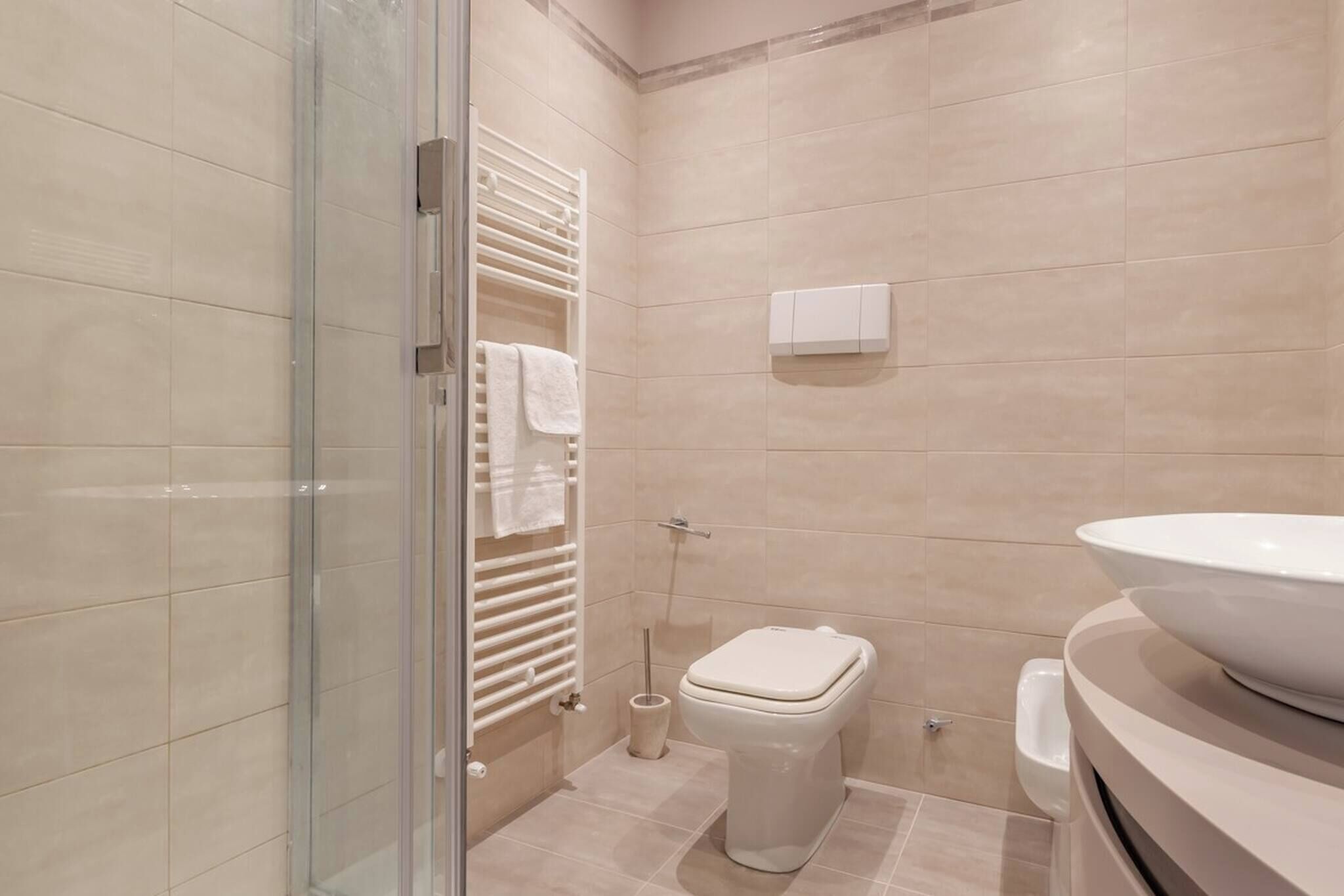 Douche, sèche-cheveux, serviettes fournies, savon