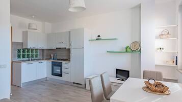 Frigorifero, forno, piano cottura, lavastoviglie