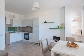 Frigorífico, horno, placa de cocina y lavavajillas