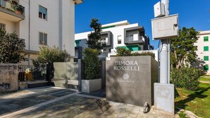 Una entrada cerrada a un edificio residencial con un letrero que dice "Dimora Rosselli".