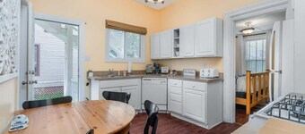Close to the beach, 2 Bedroom, Pet Friendly