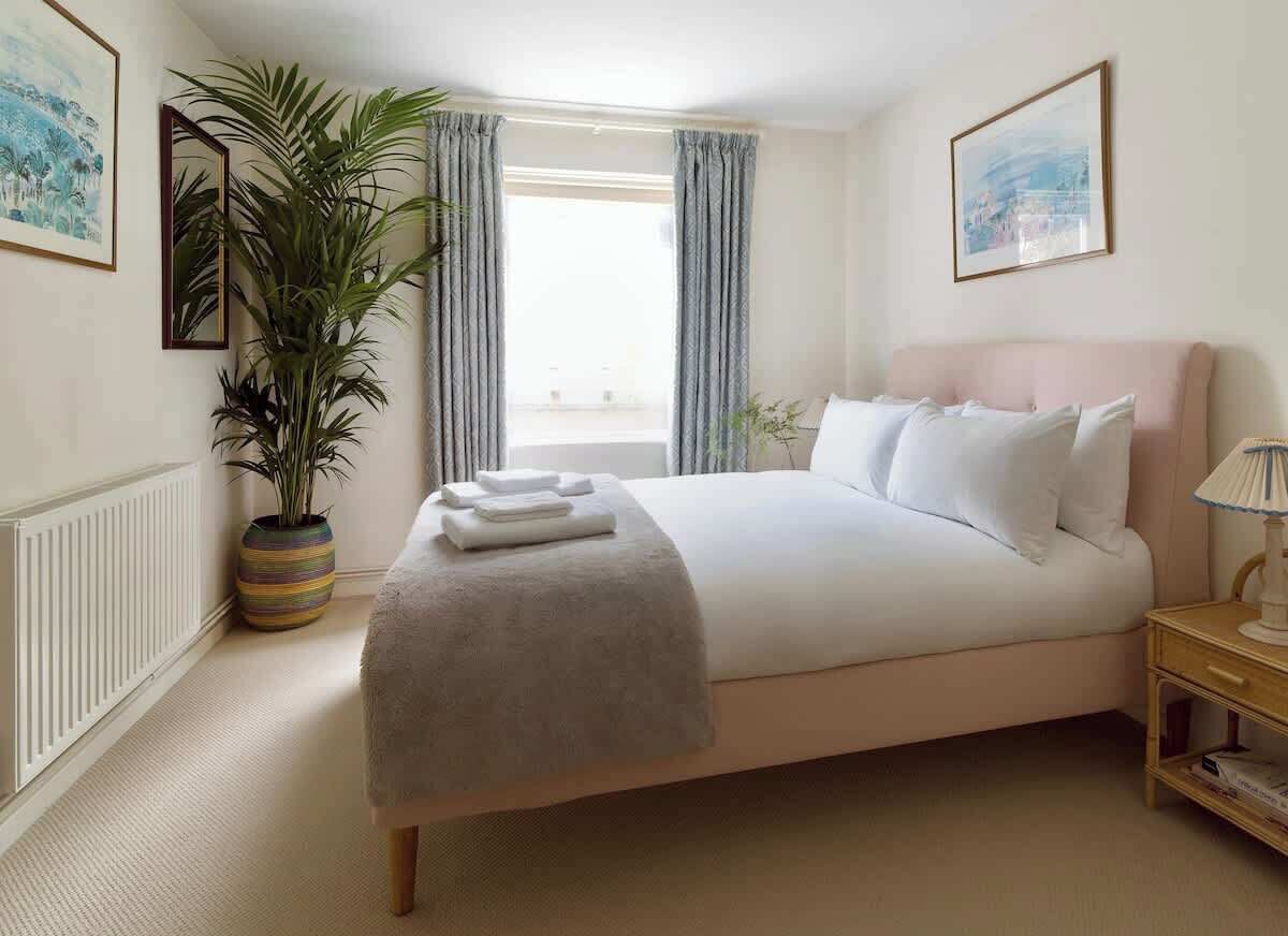 2 habitaciones, tabla de planchar con plancha, wifi y ropa de cama 