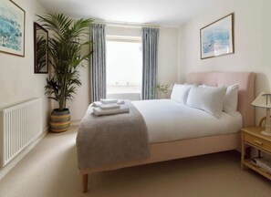 2 bedrooms, iron/ironing board, WiFi, bed sheets - Colourful house 3 Bed Apt - Notting Hill (London)