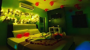 A room with a bed, balloons, and a 'Happy Birthday' sign. - Capital O 91017 Tuba Beach Resort @ Pulau Tuba (Pulau Tuba)