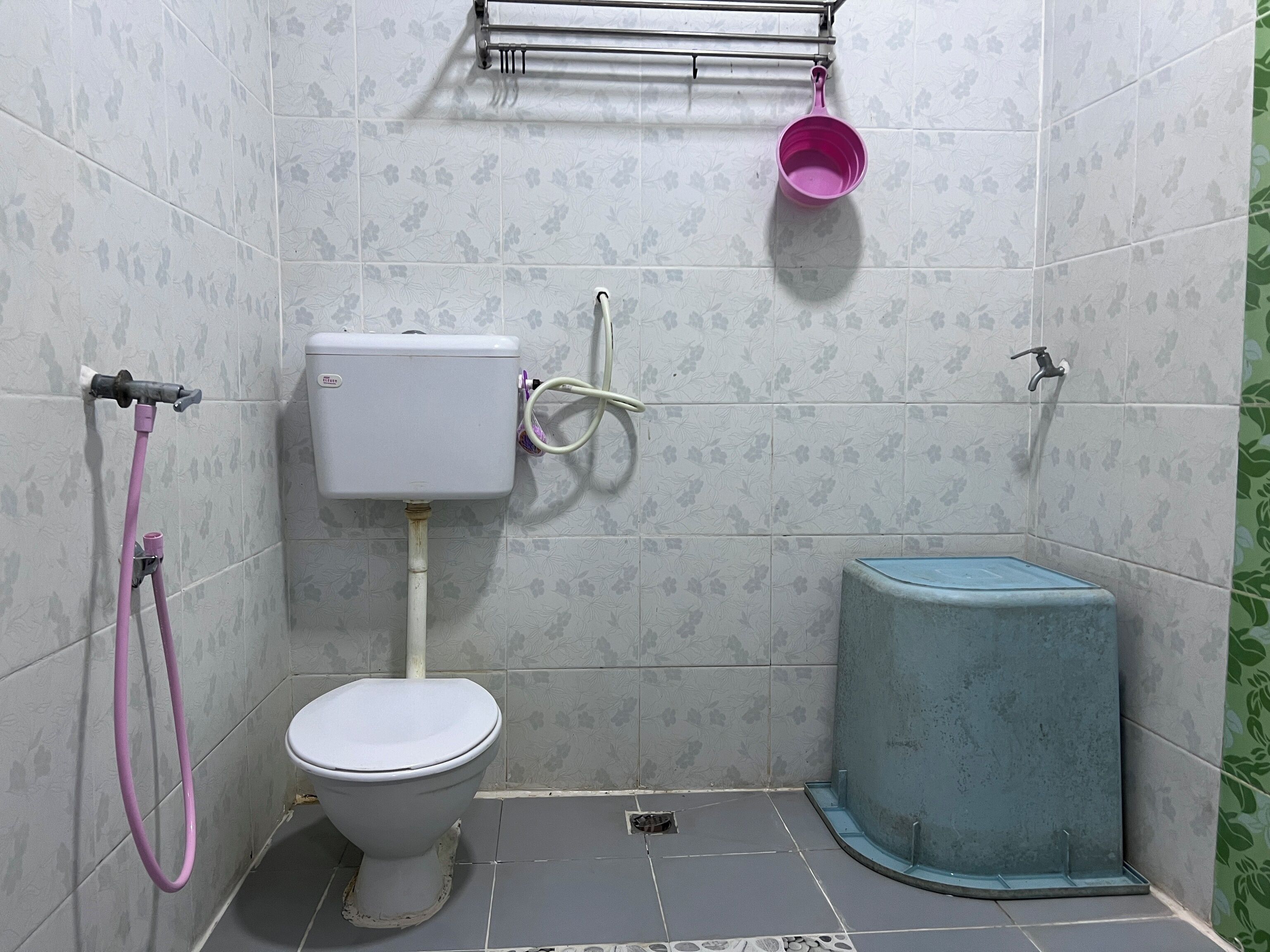 Un bagno piccolo con il water, un lavandino e una zona doccia.