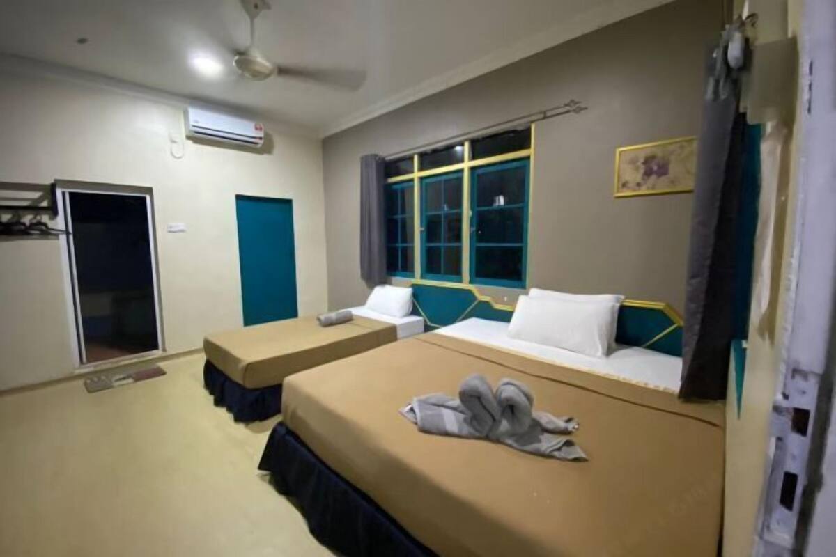 Laptop workspace, blackout curtains, free WiFi, bed sheets