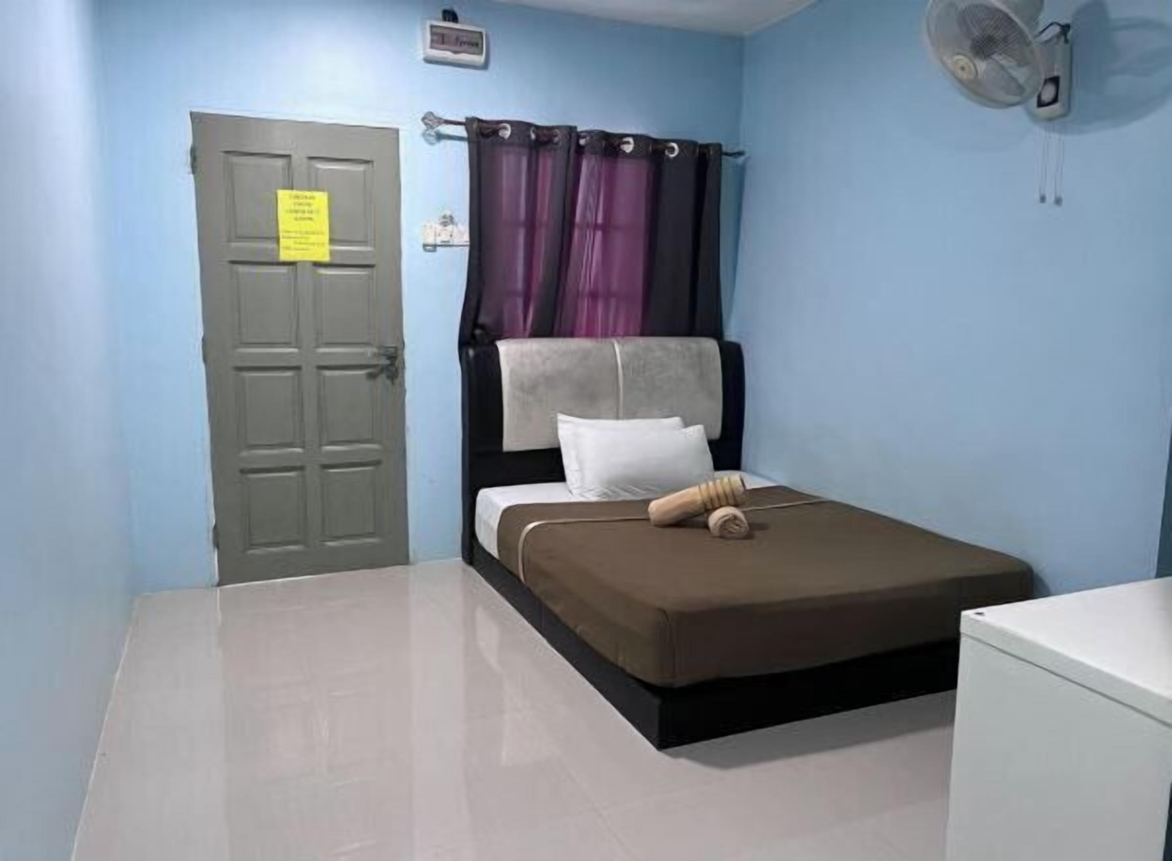 Laptop workspace, blackout drapes, free WiFi, bed sheets