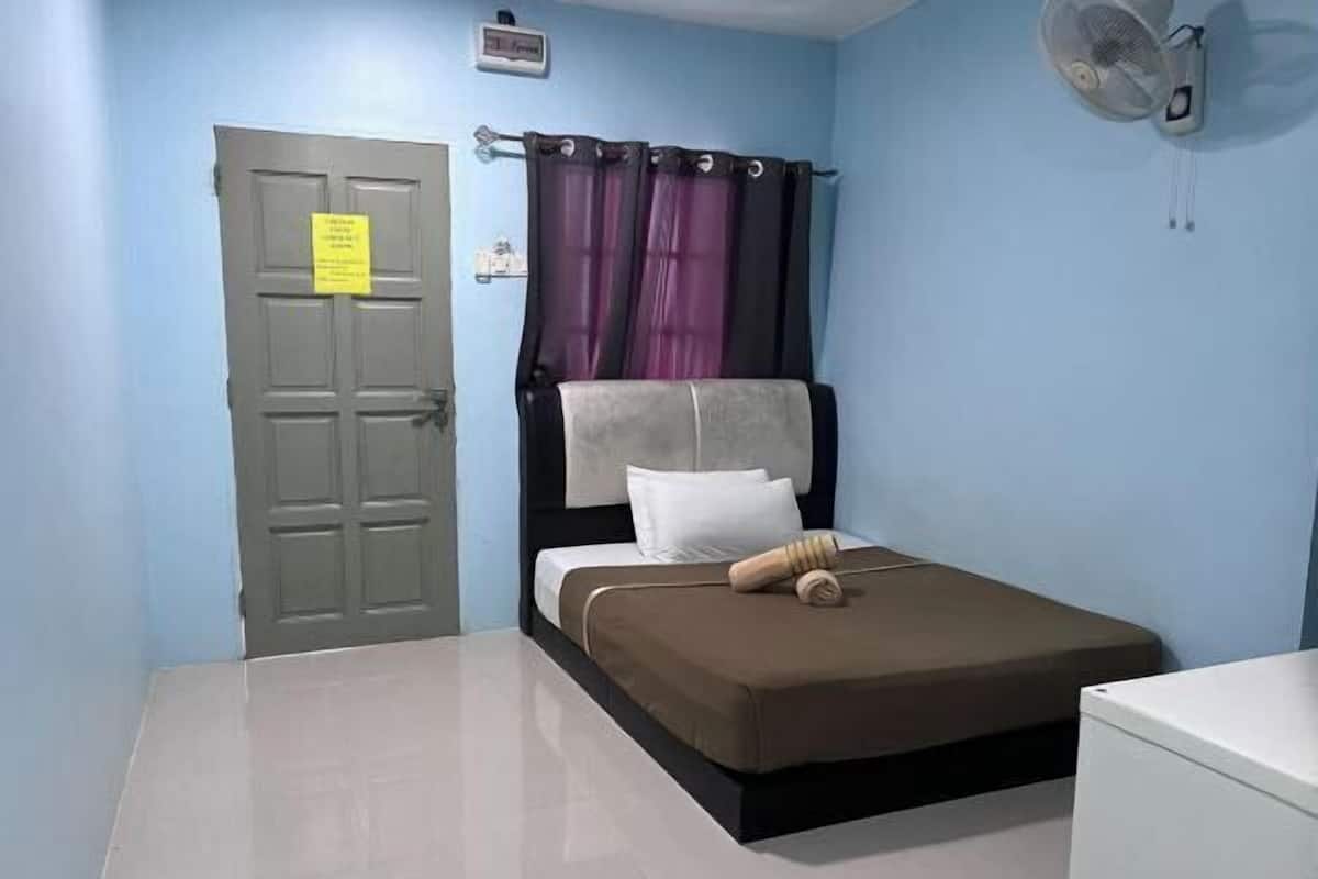 Laptop workspace, blackout curtains, free WiFi, bed sheets