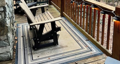 Serenity Meets Convenience - Honey Bear Log Cabin Near Downtown West Jefferson