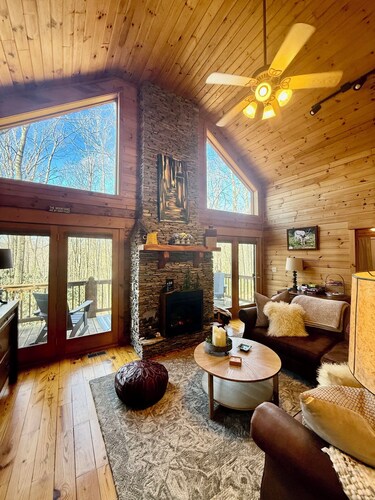 2BR/2BA Cabin Near Downtown West Jefferson  Fireplace + Workspace