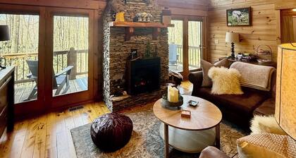 2BR/2BA Cabin Near Downtown West Jefferson Fireplace + Workspace