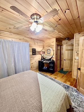 2 habitaciones, escritorio, tabla de planchar con plancha y wifi gratis 