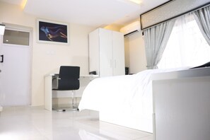 Rom – deluxe | Skrivebord for bærbar PC og wi-fi (inkludert)