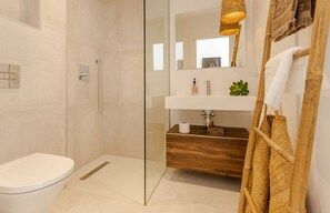 Bathtub, hair dryer, towels - Unique & Luxurious Villa with Heated Pool! (Mijas Costa)