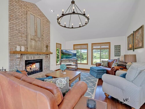 Beautiful home, Hot Tub, great views, easy access to downtown and Territory