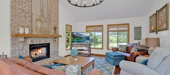 Beautiful home, Hot Tub, great views, easy access to downtown and Territory