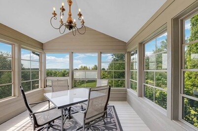 Beautiful home, Hot Tub, great views, easy access to downtown and Territory