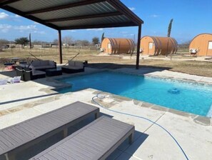 Una piscina al aire libre, una piscina climatizada
