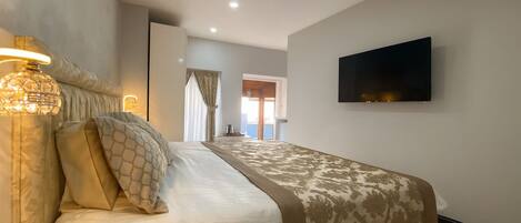 DELUXE BALKONY | Egyptian cotton sheets, premium bedding, down comforters, free minibar