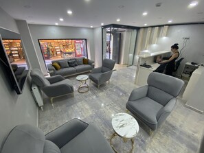 Télévision LED de 42 pouces avec chaînes par satellite, télévision