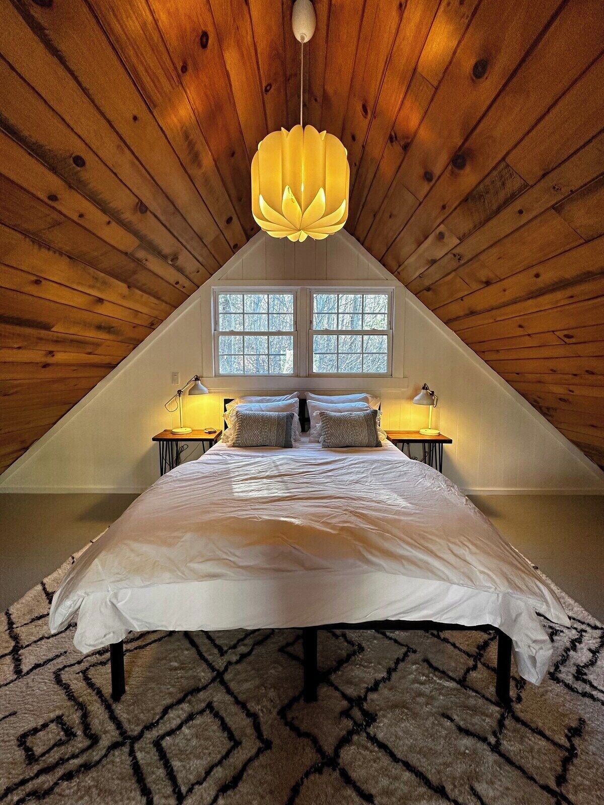 1 chambre, bureau, fer et planche à repasser, lit parapluie