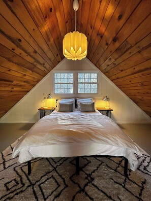 1 habitación, escritorio, tabla de planchar con plancha y cuna de viaje 