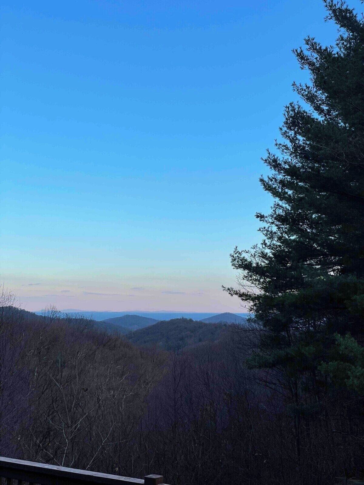 Ein Blick auf eine gebirgige Landschaft unter blauem Himmel.