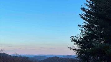 Ein Blick auf eine gebirgige Landschaft unter blauem Himmel.