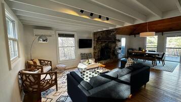 TV connectée, cheminée, livres, chaßne hi-fi